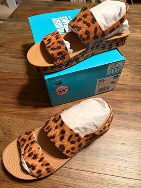 Reef Water Vista beach sandals.